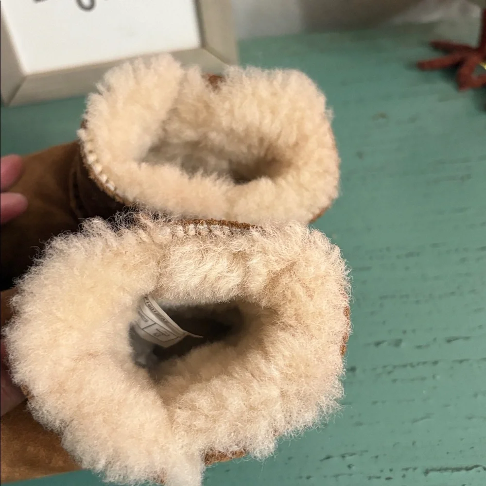 UGG Tan Suede Baby Booties SZ M Box 132